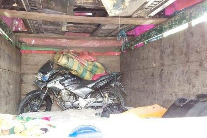 Honda Tiger ketahuan menyusup di bak truk, terpal dimodifikasi buat mengelabuhi di Pelabuhan Tanjung Kalian Muntok