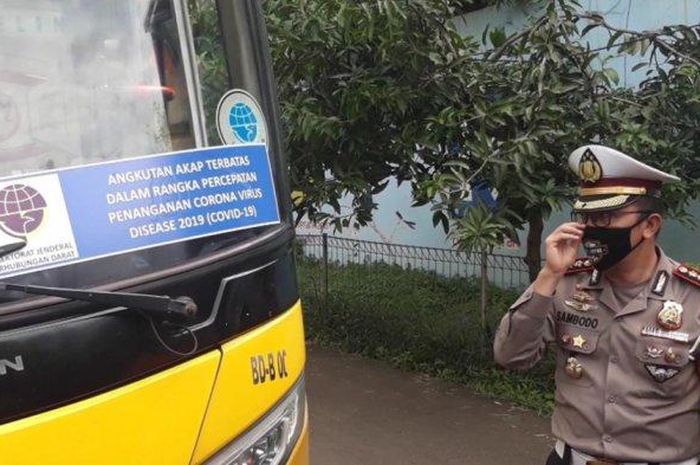 Bus pariwisata menggunakan stiker palsu untuk mengelabui petugas saat angkut pemudik. Bus ini dikandangkan bersama 1 bus dan 93 minibus yang digunakan sebagai travel gelap di Satpas SIM Daan Mogot, Jakarta Barat, Kamis (21/5/2020). 