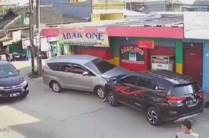 Honda Scoopy dijepit Toyota All New Rush dan Toyota Kijang Innova karena ulah anak sekolah