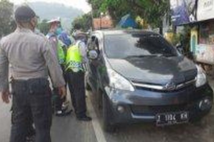 Daihatsu Xenia kabur saat akan diperiksa di posko check point Limbangan, kabupaten Garut, Jabar