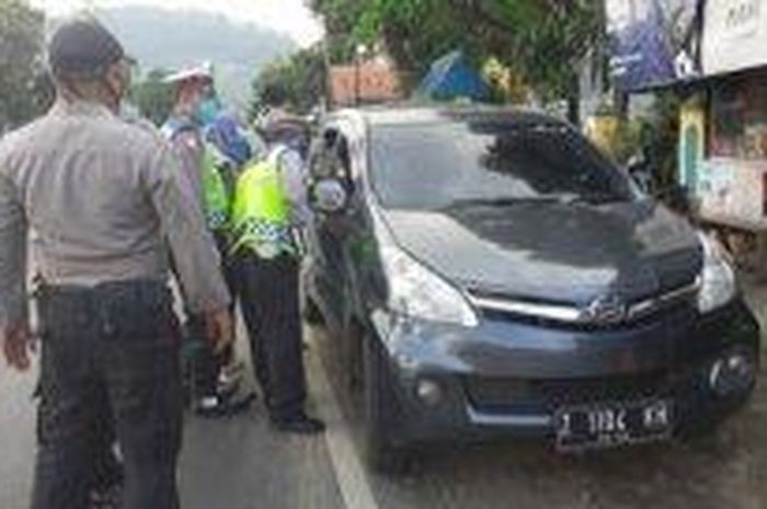 Daihatsu Xenia kabur saat akan diperiksa di posko check point Limbangan, kabupaten Garut, Jabar