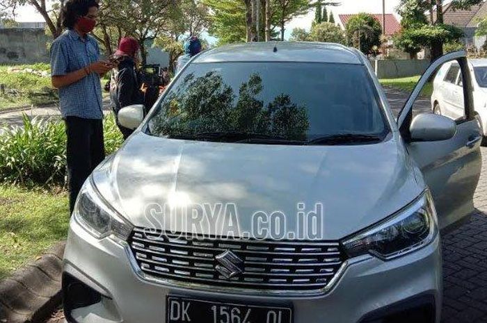 Travel gelap yang membawa lima pemudik dari Bali menuju Kabupaten Malang diperiksa di pos check point dan penyekatan Raya Balearjosari, Jumat (22/5/2020). 