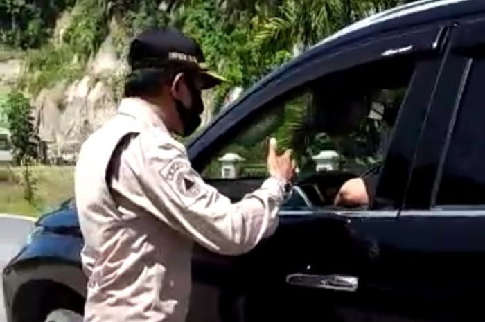 Seorang anggota DPRD Pasaman viral lantaran cek-cok dengan petugas PSBB karena tak pakai masker