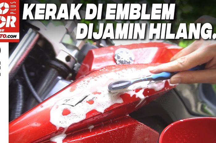 Tips membersihkan kerak di emblem motor