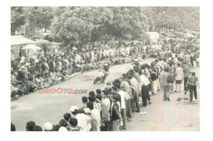 Penonton nekat nonton di bibir trek