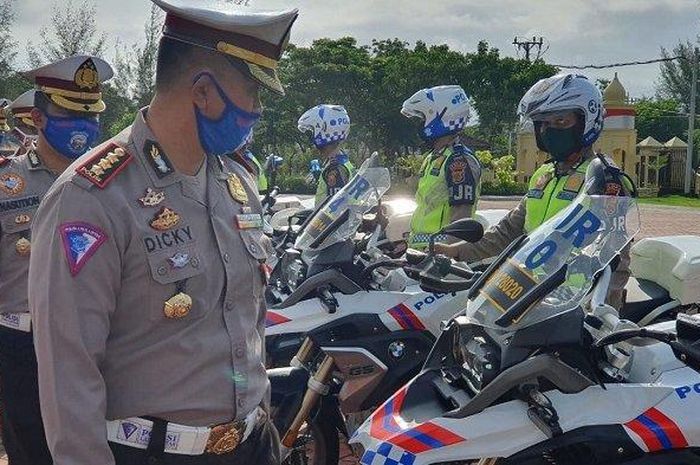 Dirlantas Polda Aceh, Kombes Pol Dicky Sondani SIK MH melakukan pengecekan personel untuk pengamanan malam Lebaran 2020