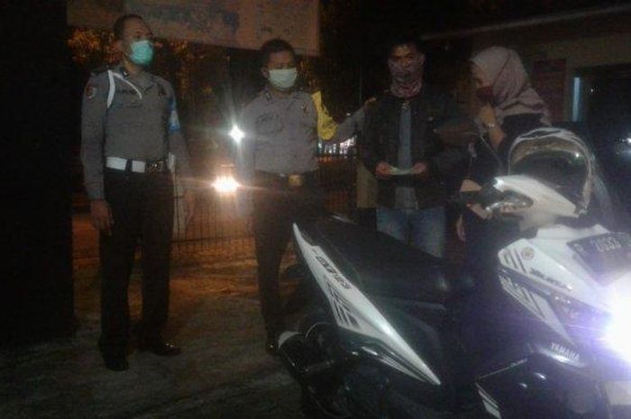 Pasutri panik lapor ke polisi kalau motor mereka hilang, ternyata hanya lupa tempat parkir.