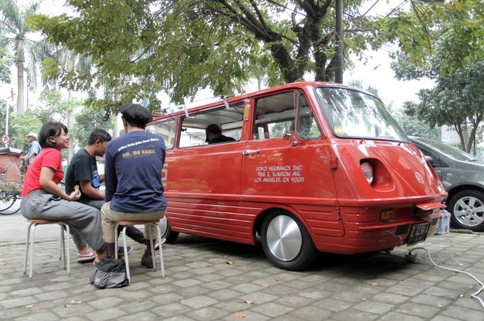 Mazda Bongo klasik disulap jadi food truck