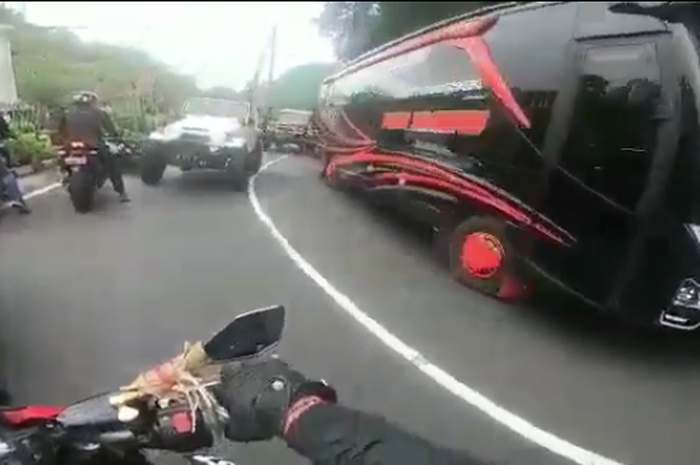 Video rombongan moge yang bersenggolan dengan konvoi mobil mewah di sebuh tikungan