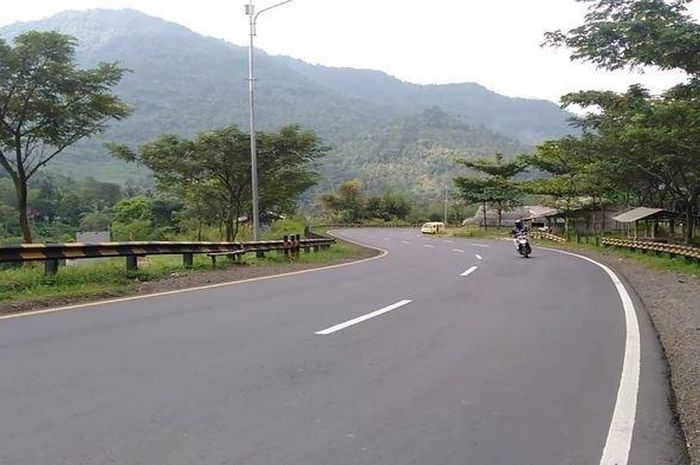 Jalan raya negara Bandung-Tasikmalaya di kawasan Gentong sepi arus mudik imbas larangan mudik untuk mencegah Covid-19
