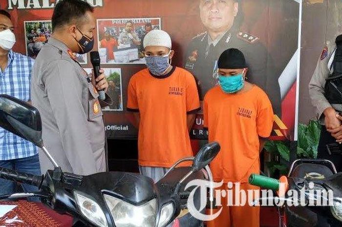 Dua tersangka pencurian motor saat ditanyai Kapolres Malang, Hendri Umar, Jumat (22/5/2020). 