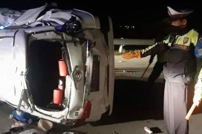 Daihatsu Xenia mengalami kecelakaan tunggal di Tol Solo-Ngawi, Jumat (22/5)