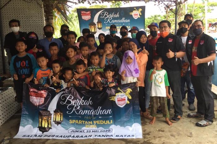Komunitas Nissan Livina, Gravinci Spartan, memberikan bantuan kepada asrama yatim piatu Assomadiyah, Tangerang.