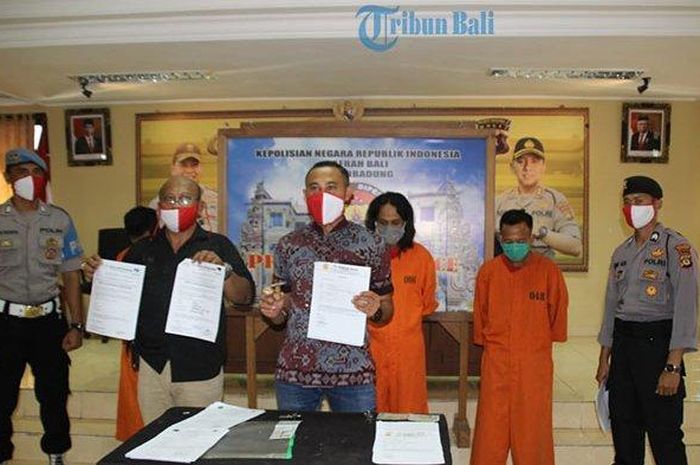 Polisi menujukkan tiga pelaku pembuat dokumen palsu, Jumat (22/5/2020)  