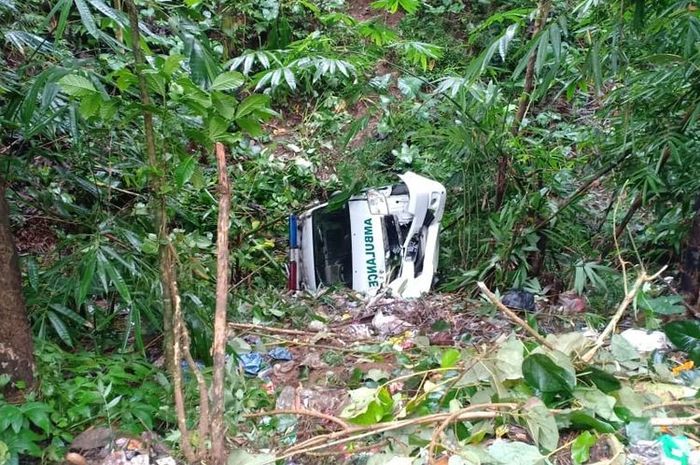 Mobil ambulans milik RSUD Kapal yang mengangkut jenazah dan tiga penumpang terperosok ke dalam jurang di Desa Madenan, Tejakula, Kamis (21/5/2020). 