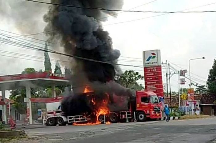 Sebuah truk tangki pengangkut BBM terbakar di sebuah SPBU di Grobogan