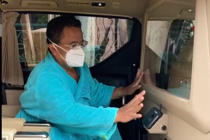 Hotman Paris Hutapea saat menunjukkan sekat partisi yang ada di dalam mobilnya