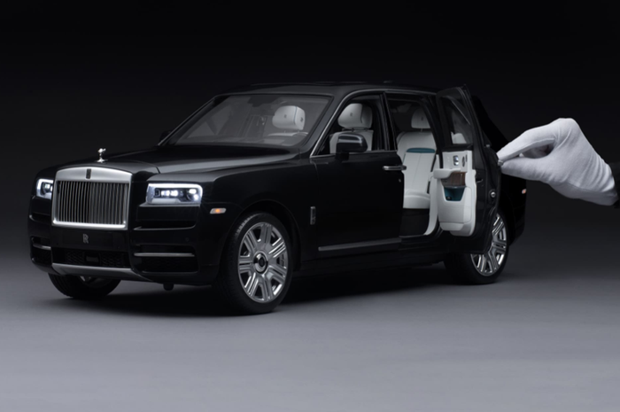 Diecast Rolls-Royce Cullinan berskala 1:8