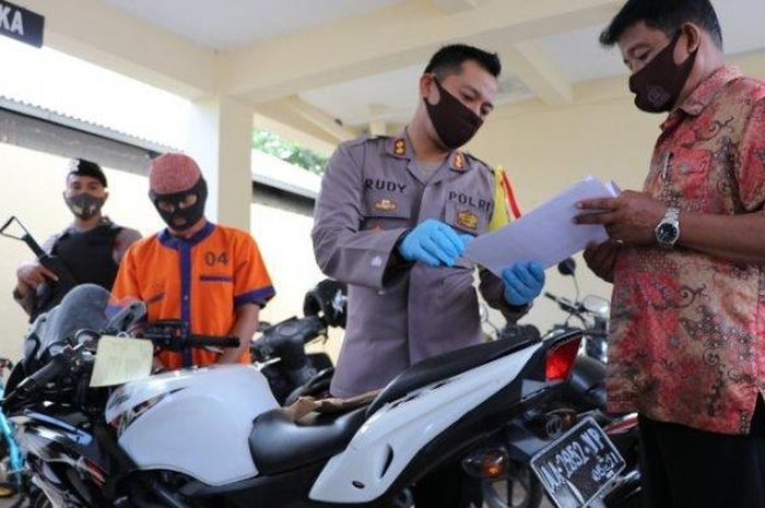 Kapolres Kebumen AKBP Rudy Cahya Kurniawan mengecek surat-surat kendaraan Kawasaki Ninja RR yang dibawa kabur AN 