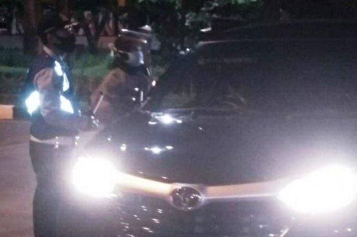 Petugas kesehatan mengecek kondisi pengemudi dan penumpang mobil di depan Terminal Mangkang, Minggu (24/5/2020) malam.
