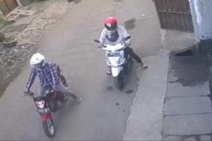 Tangkapan layar dua bandit membawa kabur motor milik penghuni kosan di Jalan Sidotopo Wetan, Kenjeran, Surabaya, Minggu (24/5/2020). 