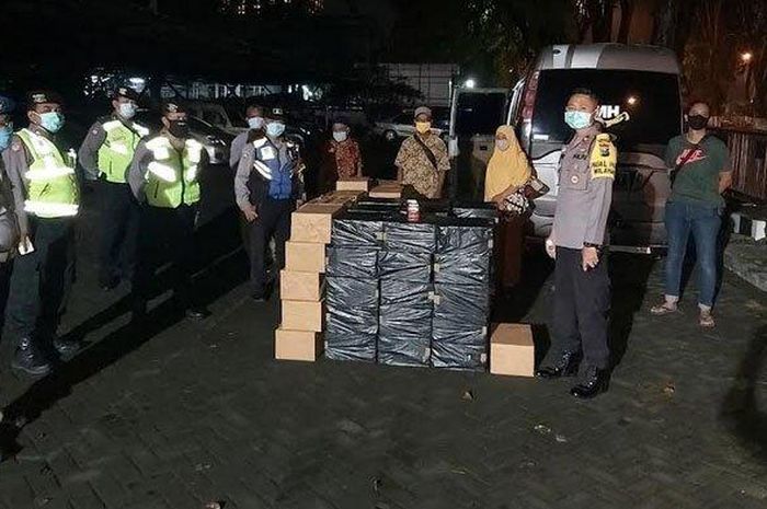 Polisi saat amankan barang bukti ratusan rokok ilegal dan tersangka di Pos Pengamanan Raya Rungkut Industri Surabaya, Jumat (22/5/2020).