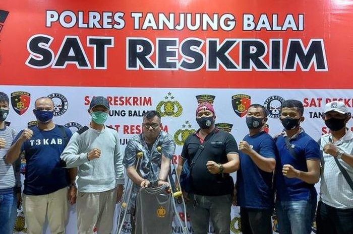 Tersangka Surya Darma Panjaitan (pakai tongkat, tangan terborgol) pelaku penggelapan satu unit sepera motor Beat warna Merah, ditangkap tim Tekab Polres Tanjungbalai pada Jumat (22/5/2020).