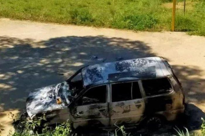 Sebuah mobil dibakar massa saat aksi tawuran antar dua desa di Kecamatan Buntu Batu, Enrekang, Sulawesi Selatan pada Minggu (24/5/2020). 