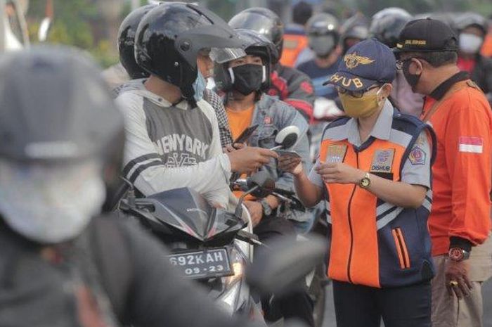 Ilustrasi pemeriksaan pengendara selama PKM Kota Denpasar.