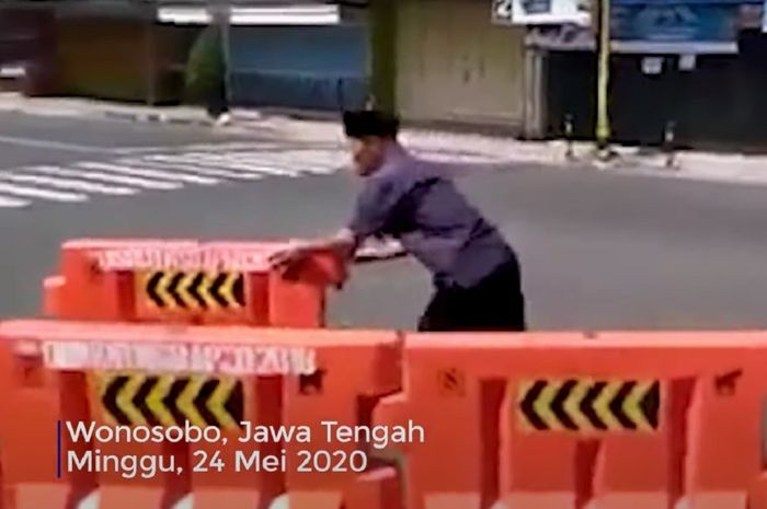 Aksi Tukijo bongkar watter barrier di Jalan Ahmad Yani Kabupaten Wonosobo Jawa Tengah, Minggu (24/5/2020).