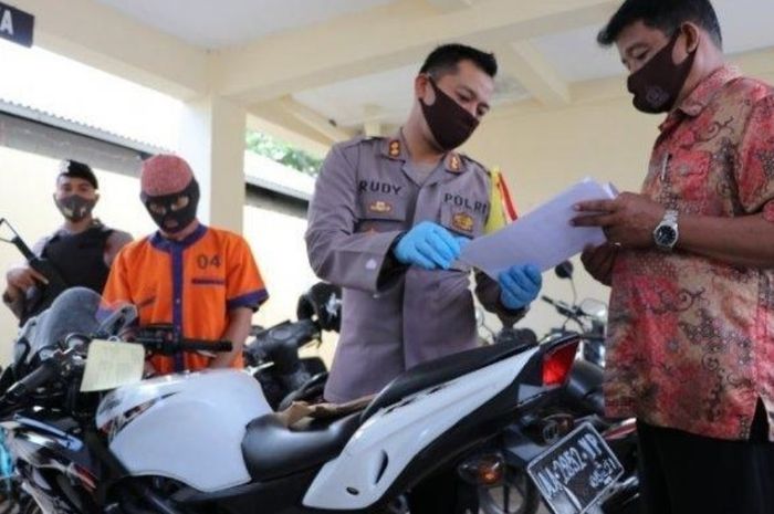 Kawasaki Ninja korban COD sedang dicek AKBP Rudy Cahya Kurniawan Kapolres Kebumen