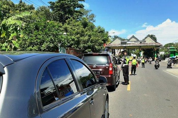 Suasana di depan pintu masuk Pantai Parangtritis, puluhan kendaraan wisatawan diminta putar balik, Senin (25/5/2020) 