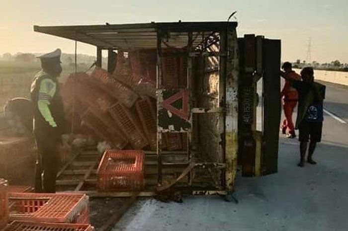 Kondisi truk muat ayam yang terguling di Tol Caruban-Nganjuk, sebelum dievakuasi petugas, Sabtu (23/5/2020). 
