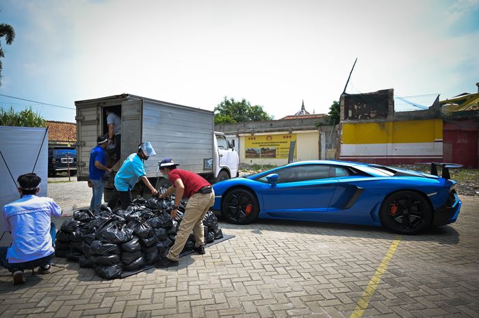 Lamborghini Club Indonesia 'Peduli Indonesia', bagikan 2.000 paket sembako di jakarta  