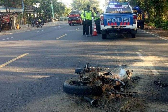 Motor yamaha Vixion terbakar usai terlibat laka lantas menabrak pejalan kaki di Desa Sugihwaras, Kecamatan Jenu, Tuban, Senin (25/5/2020) 