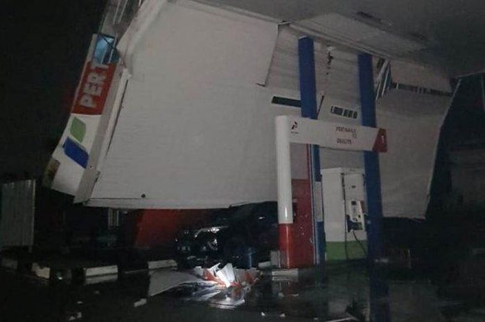 Toyota Fortuner tertimpa atap sebuah SPBU yang ambruk karena hujan disertai angin kencang di Kabupaten Serang, Jumat (22/5/2020) malam.