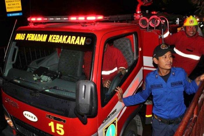 ILUSTRASI. (Dalam foto: Petugas Damkar Solo tiba di lokasi pembakaran motor di barat Solo Square, Jalan Slamet Riyadi, Kecamatan Laweyan, Solo, Minggu (2/6/2019).).