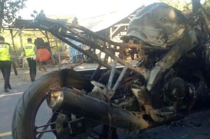 Yamaha Vixion terbakar seusai terlibat laka lantas menabrak pejalan kaki hingga tewas di Desa Sugihwaras, Kecamatan Jenu, Tuban, Senin (25/5/2020).