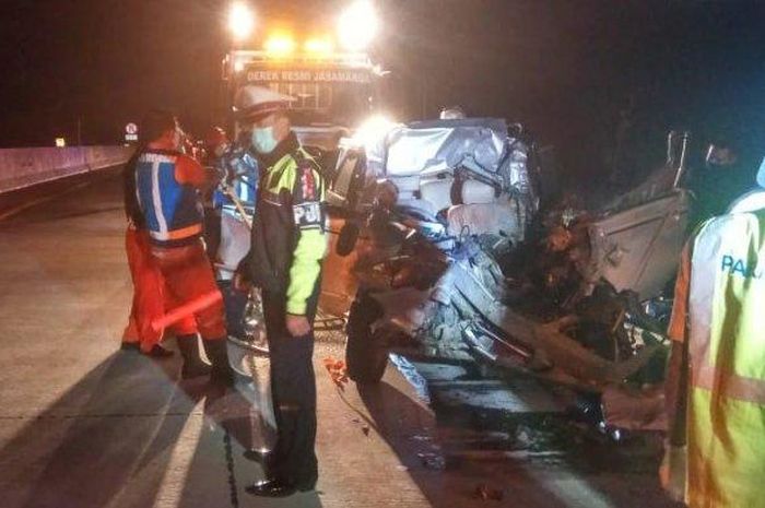 petugas mengevakuasi korban dan mobil pascatabrakan di Tol Pandaan-Malang, KM 64.800/A, Minggu (17/5/2020) dini hari. 