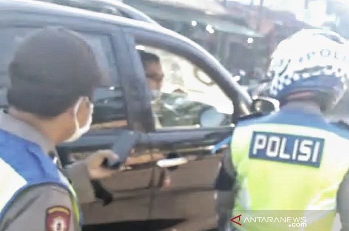 Cuplikan video oknum polisi tak bermasker marahi polisi yang berjaga di Pos PSBB Kecamatan Ciparay, Kabupaten Bandung, Senin (25-5-2020).