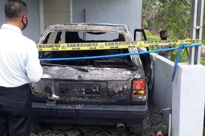 Polisi melakukan olah TKP tewasnya 2 bocah 4 tahun yang terbakar dalam mobil di Pasuruan, Selasa (26/5/2020).