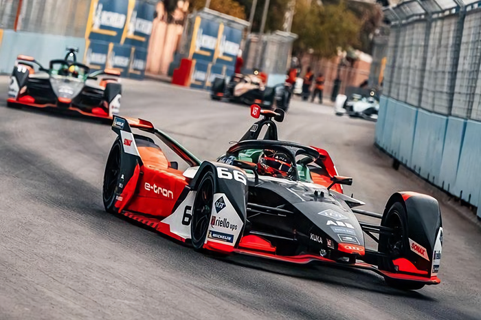 Pembalap Formula E ini dipecat dari tim Audi karena ketahuan mangkir dari balapan dan menggunakan 'joki.' 