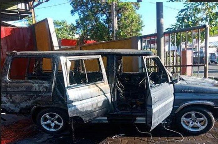Mobil Toyota Kijang dengan nomor polisi L 1039 XJ terbakar di halaman tempat cuci mobil Semangat Baru, Jl PB Sudirman, Kepanjen, Kabupaten Malang, Senin (25/5/2020). 