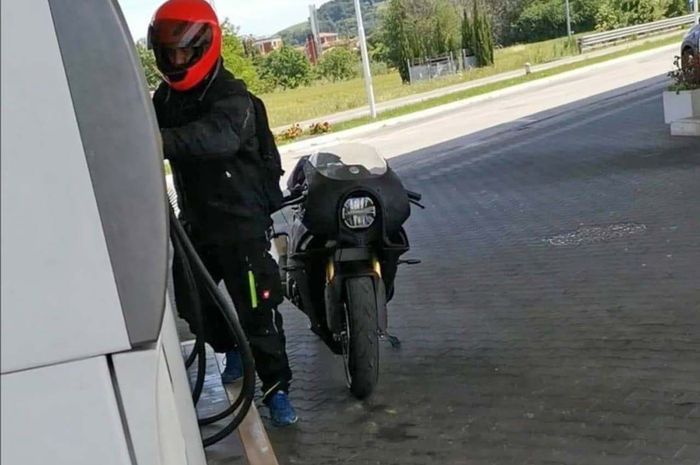 Spy shot Bimota KB4, bagian depan memakai lampu bulat dan fairing terinspirasi dari motor sport lawas