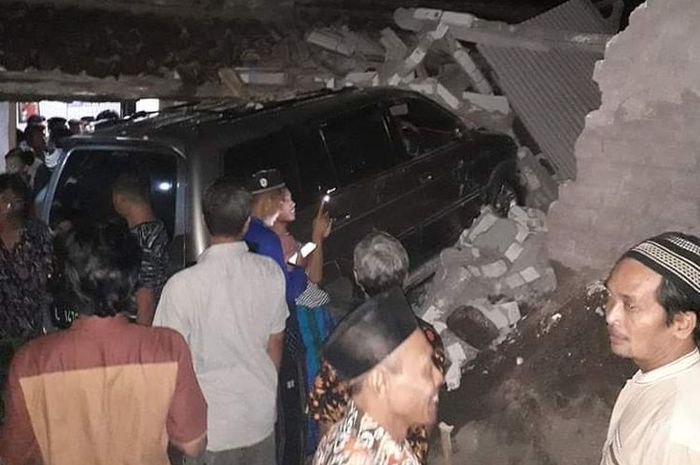 Mobil Isuzu Panther bernopol L 1476 GK yang dikemudikan oknum kepolisian, Iptu SY menghantam rumah warga di Desa Bangunrejo, Kecamatan Pamotan, Kabupaten Rembang, Jawa Tengah, Senin (25/5/2020) malam.