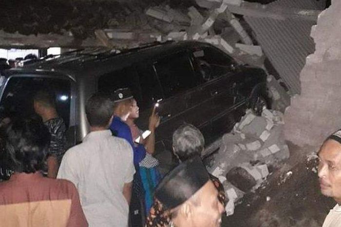 Isuzu Panther yang dikemudikan seoarang Kapolsek di wilayah hukum Rembang terjang rumah warga hingga roboh dan menewaskan balita berusia 3 tahun serta perempuan berusia 50 tahun