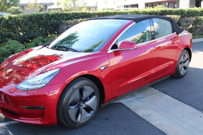 Modifikasi Tesla Model 3 dengan atap terbuka