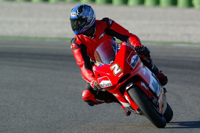 Michael Jordan bikin Ducati Desmosedici terlihat kecil ketika riding di sirkuit Valencia 2004