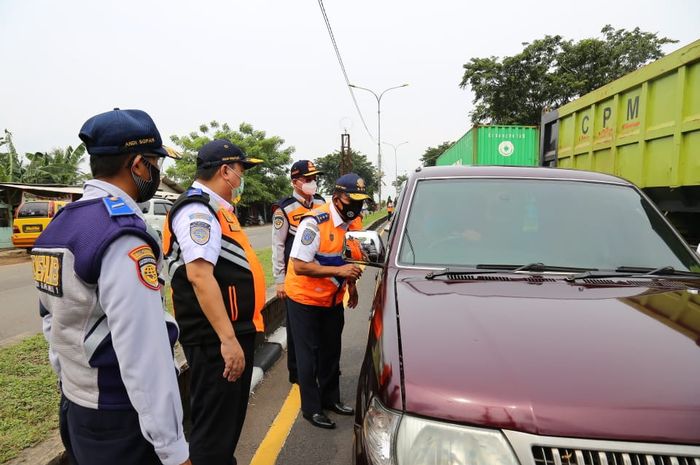 Dirjen Kemenhub melakukan pengecekan Surat Izin Keluar Masuk ke pengendara yg hendak balik ke Jakarta