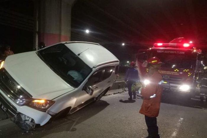 Isuzu Mu-X tersangkut di separator Busway Jalan DI Panjaitan, Jatinegara, Jakarta Timur